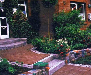 Каменные ступени и палисадник